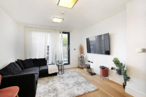 Exquisite One Bed Apartment with nice view and near tube